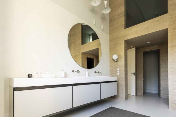 Komplettbadsanierung mit Walk-In-Dusche und freistehender Wanne in Hamburg 3